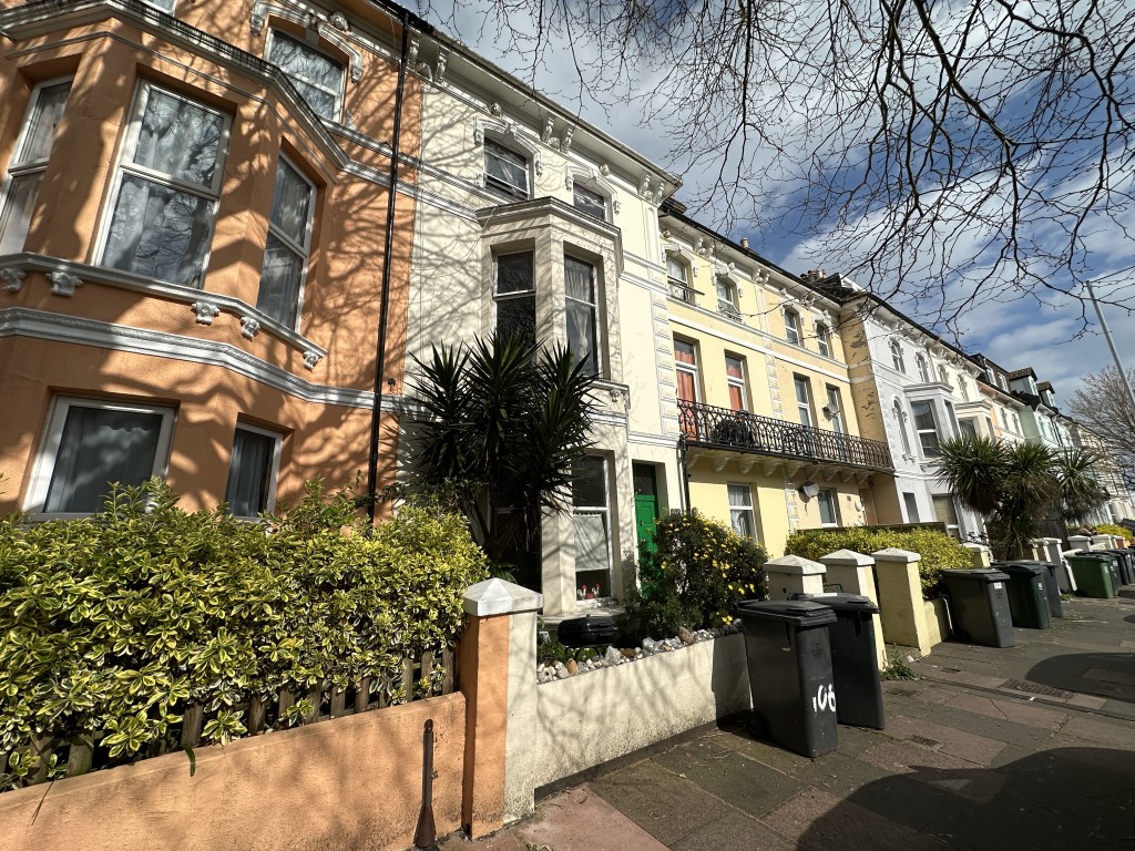 Lot: 114 - TERRACE HOUSE FOR REFURBISHMENT WITH PLANNING FOR THREE FLATS - External of terraced property
